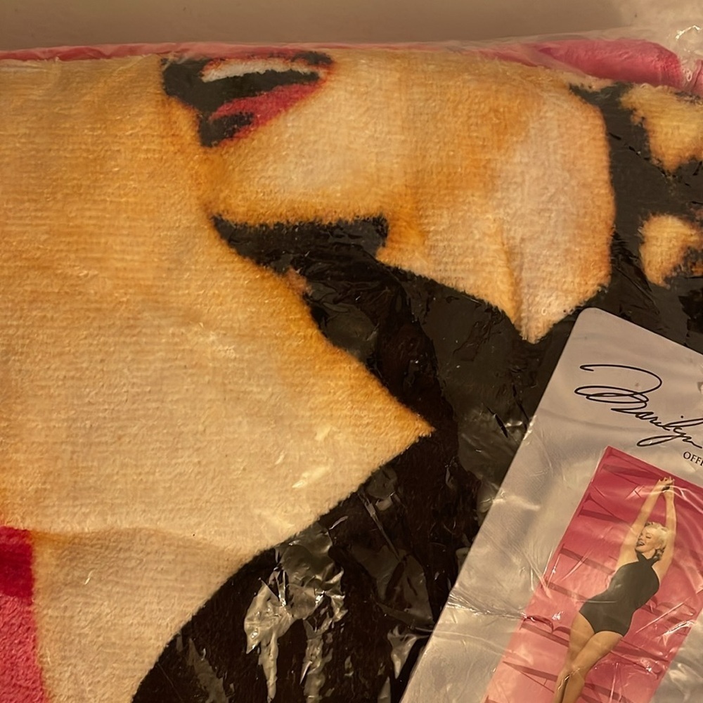 Marilyn Monroe Towel 💯 Cotton Marilyn Monroe Beach Towel 🆕️ - Picture 3 of 8